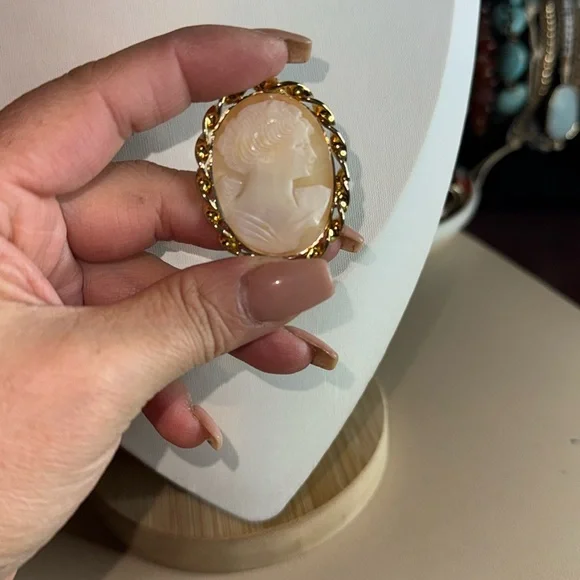 Vintage carved shell cameo brooch - Picture 1 of 3